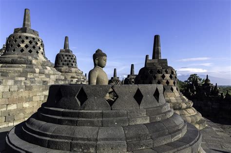 Borobudur-Temppeli: Epätodellinen Maisema Upeassa Kivimuovissa!